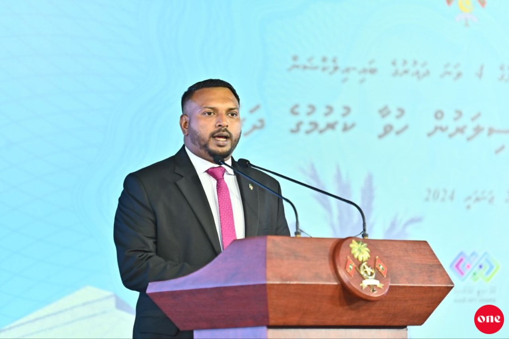 Minister fenvarugai Nareesh Youth Minister ge advisor akah