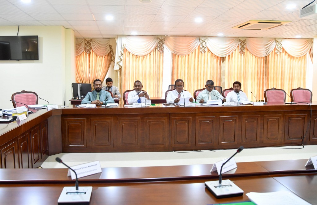 Account thakugai million in rufiyaa dhauruvi massalaigai customs ge 5 muvazzafakah dhauvaa kuranee