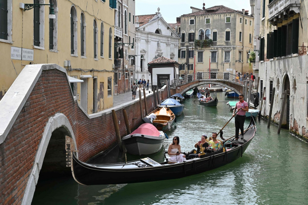 Venice to ban large tourist groups and loudspeakers
