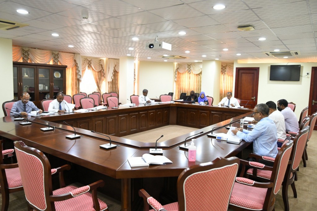 Service charge dhinumugai baeh faraaithakun gaanoonaa hilaafvaathee, LRA Committee ah haaziru kuranee