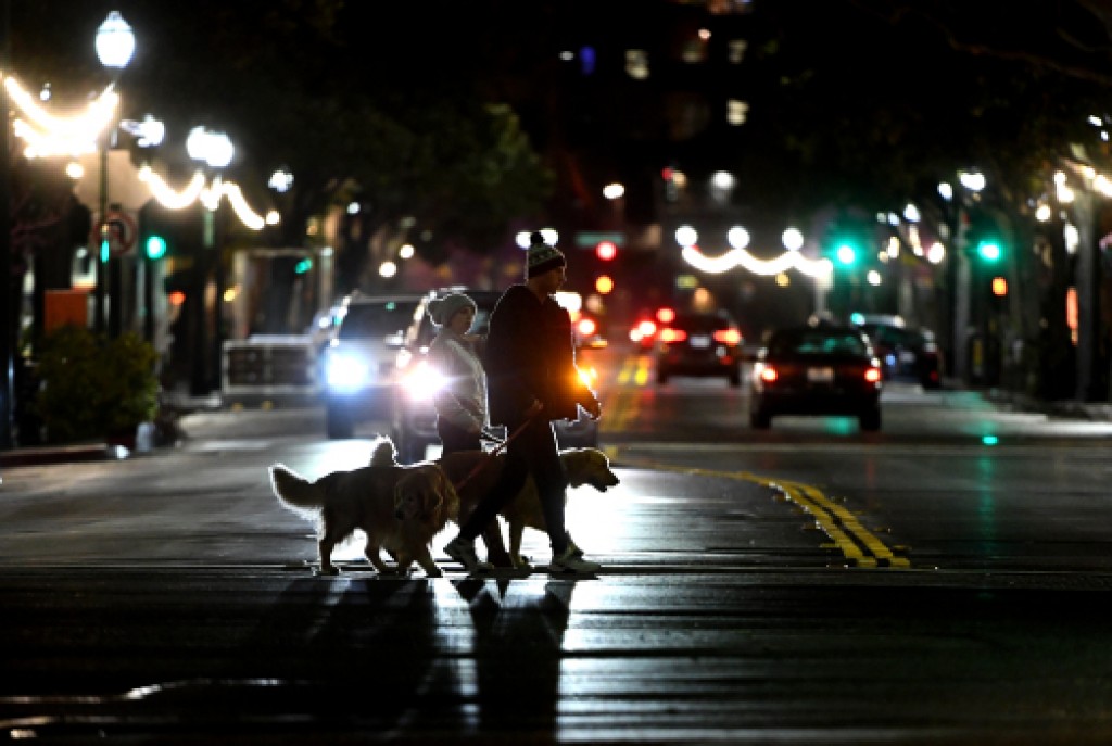 Covid fethurun control kurumah California gai Curfew iulaan koffi