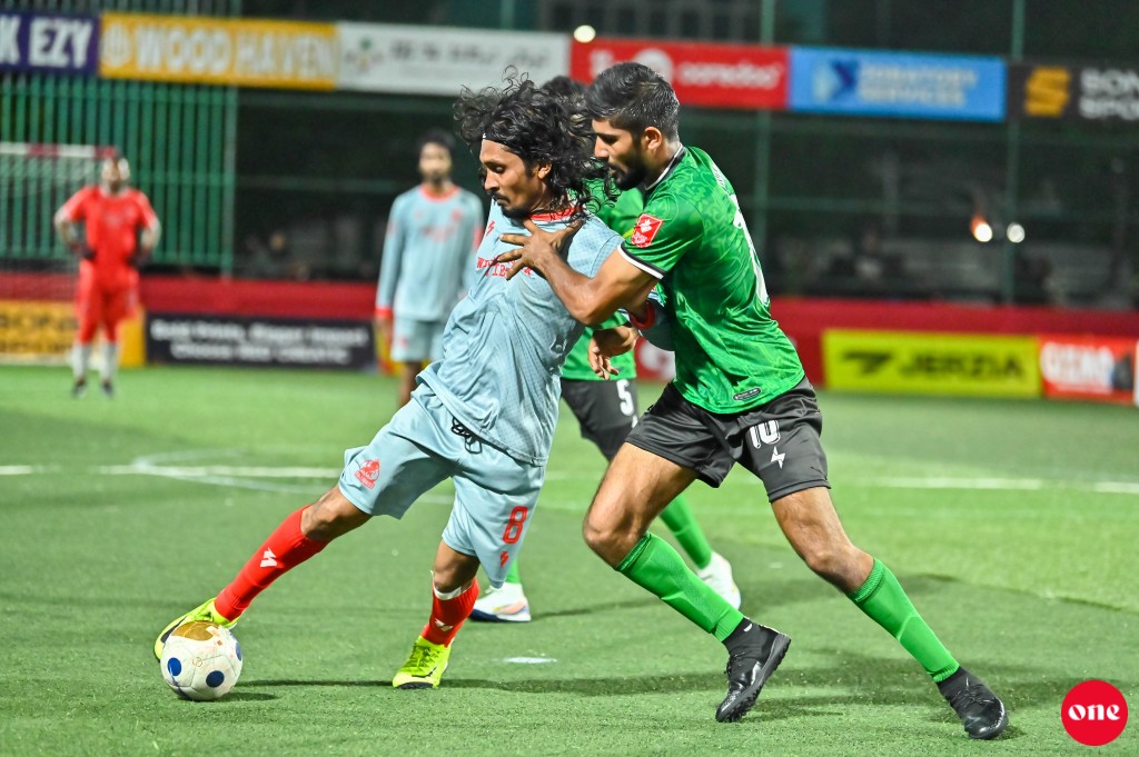 ވަން ފޮޓޯ: ގޯލްޑަން ފުޓްސަލް ޗެލެންޖް އަތޮޅު ބުރުގެ ވަރުގަދަ ކުރިމަތިލުންތައް ކުރިއަށް