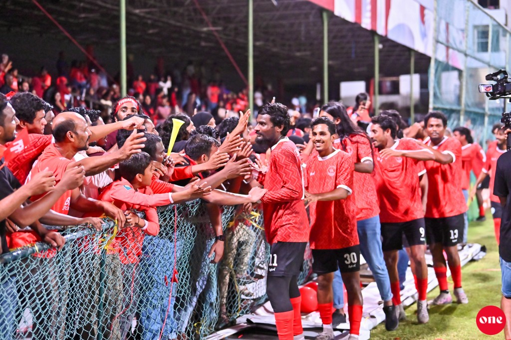 ވަން ފޮޓޯ: ގޯލްޑް ކަޕް ފައިނަލުގައި އައްޑޫ ބަލިކޮށް އޭދަފުށިން ތަށި އުފުލައިލުން