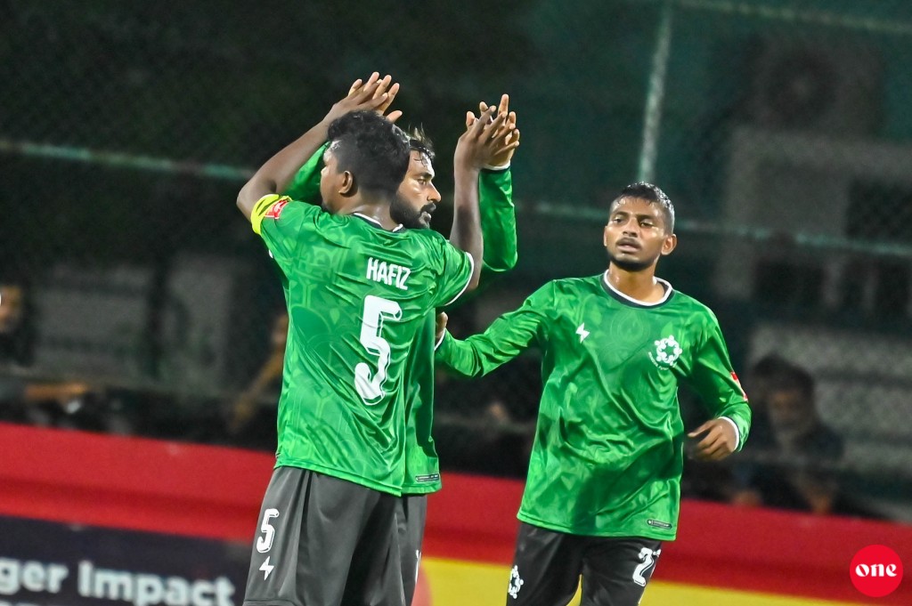 ވަން ފޮޓޯ: ގޯލްޑަން ފުޓްސަލް ޗެލެންޖް އަތޮޅު ބުރުގެ ވަރުގަދަ ކުރިމަތިލުންތައް ކުރިއަށް