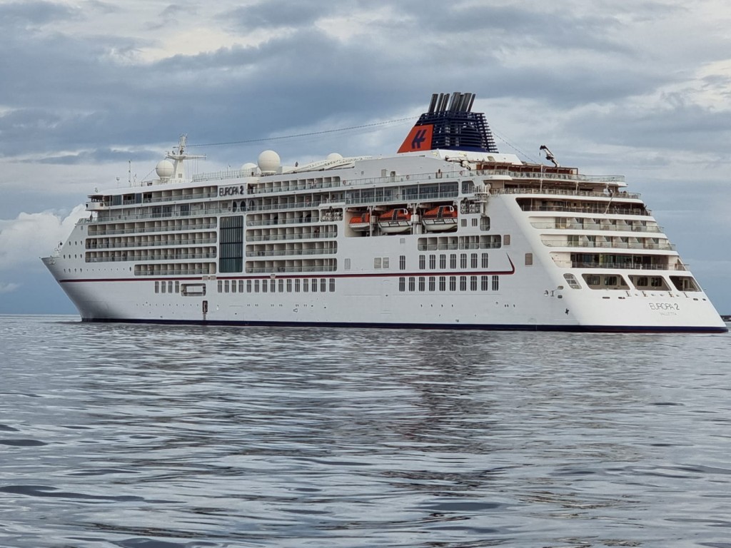 Covid ah fahu furathama faharah Cruise liner eh Rajje ah bandharu koffi