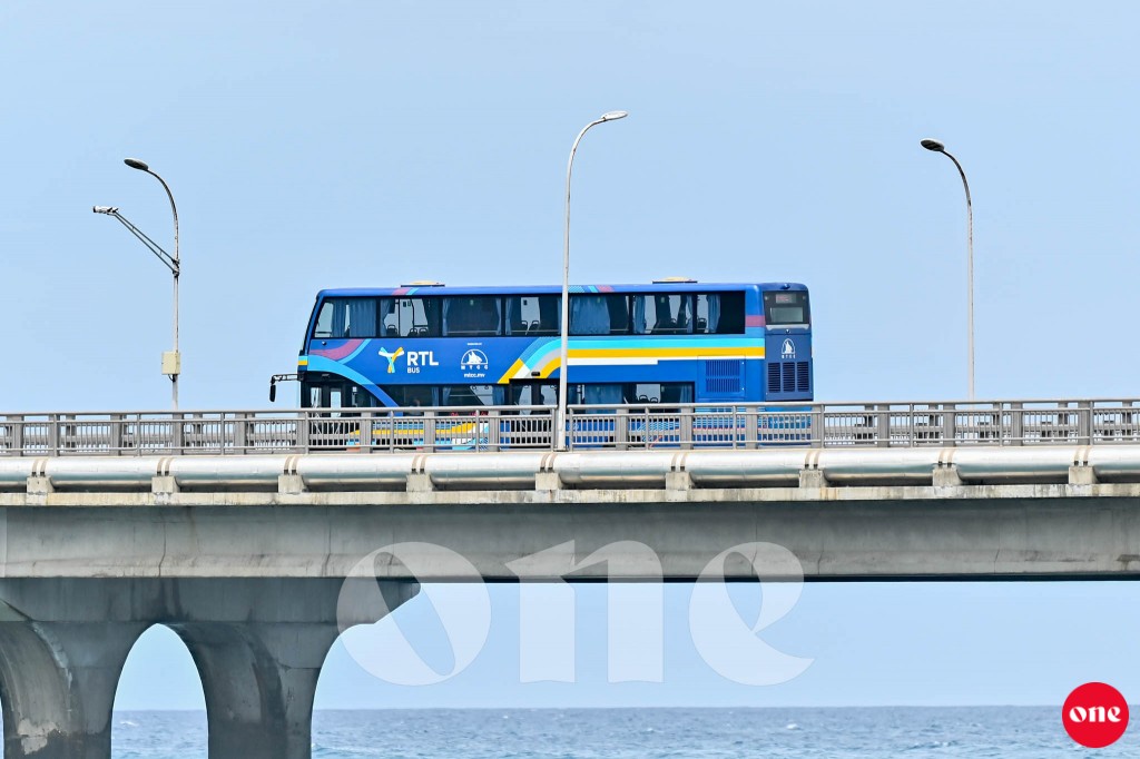 Male' sarahahdhugai taxi line eh tha'aarafukoh, mini bus thakah badhalu kuranee