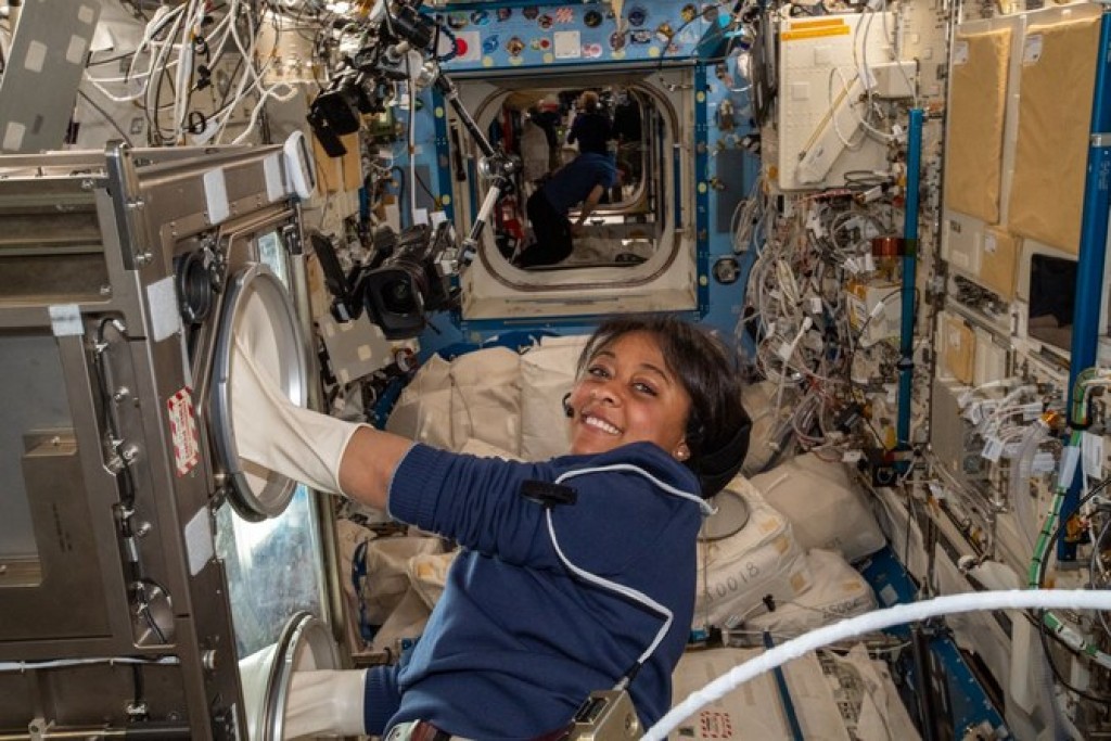 Saudi ge furathama astronaut enburi dhuniyeah athuvehjje