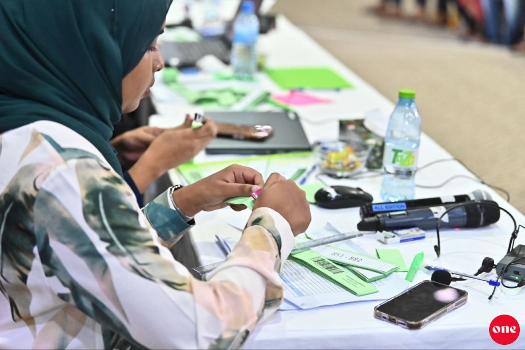 Nukulhedhuntherikan hunna meehunge beleniverin flat ah hushahalhaa iru liyun beynumeh nuvaane