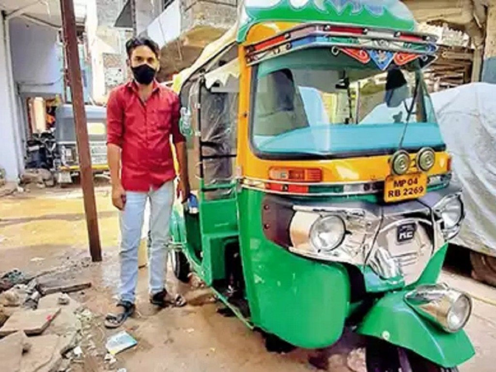Covidge balimeehunnah ehee vumah Auto Driver aku eynaage  Rickshaw Ambulance akah badhalu kohffi