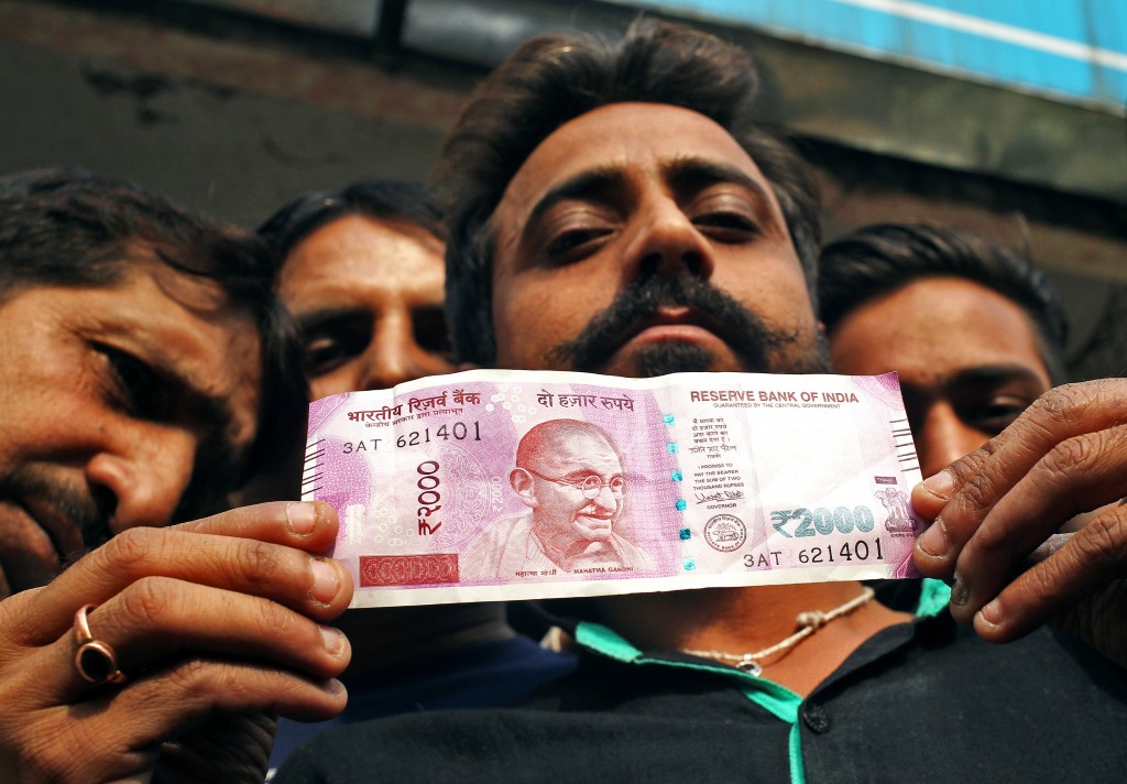 Indian banks start exchanging withdrawn 2,000-rupee notes