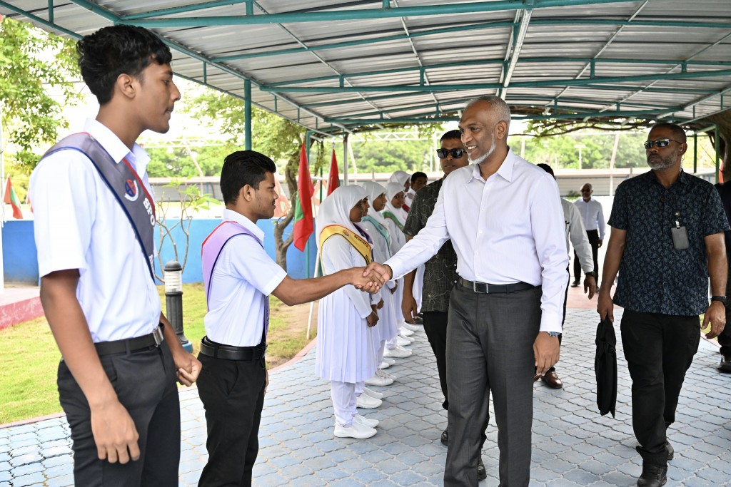 September ge kurin hurihaa school eh AC kuranee