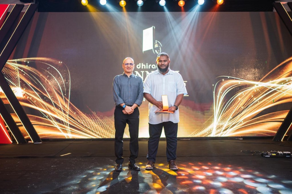 Dhiraagun muvazzafunge agu vazankoffi, chairman ge award Samah ah