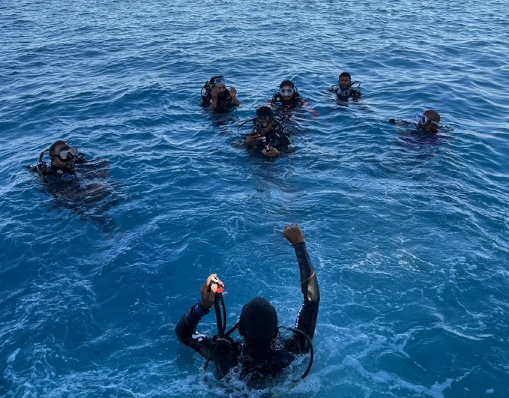 Rescue divers thamreenu kuraa furathama 4 atholhu kanda'alhaifi
