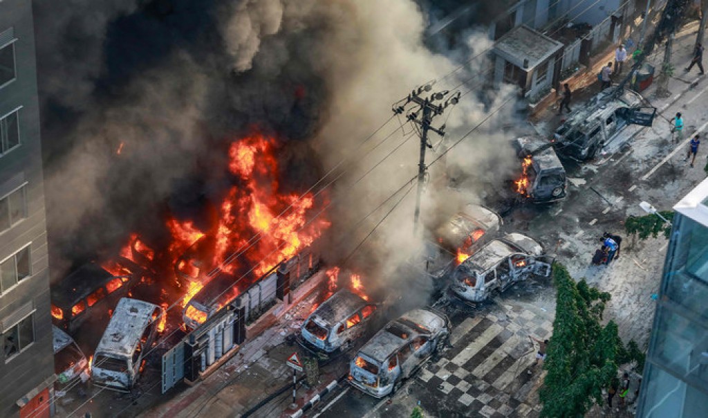 Bangladesh muzaaharaa: Curfew iulaanukohffi, maruvi meehunge adhadhu 100 in mahcchah!