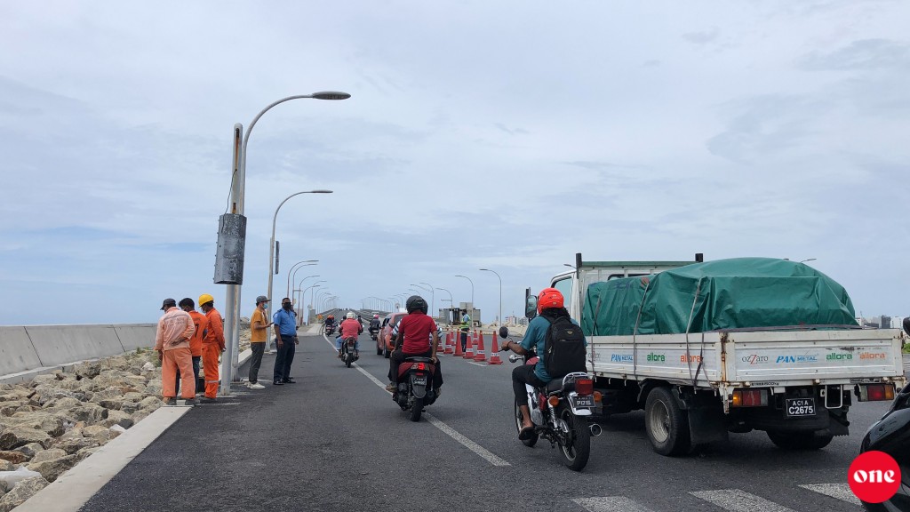 Highway gai  pickup akaai bus eh jehi ithuru accident eh hingaifi