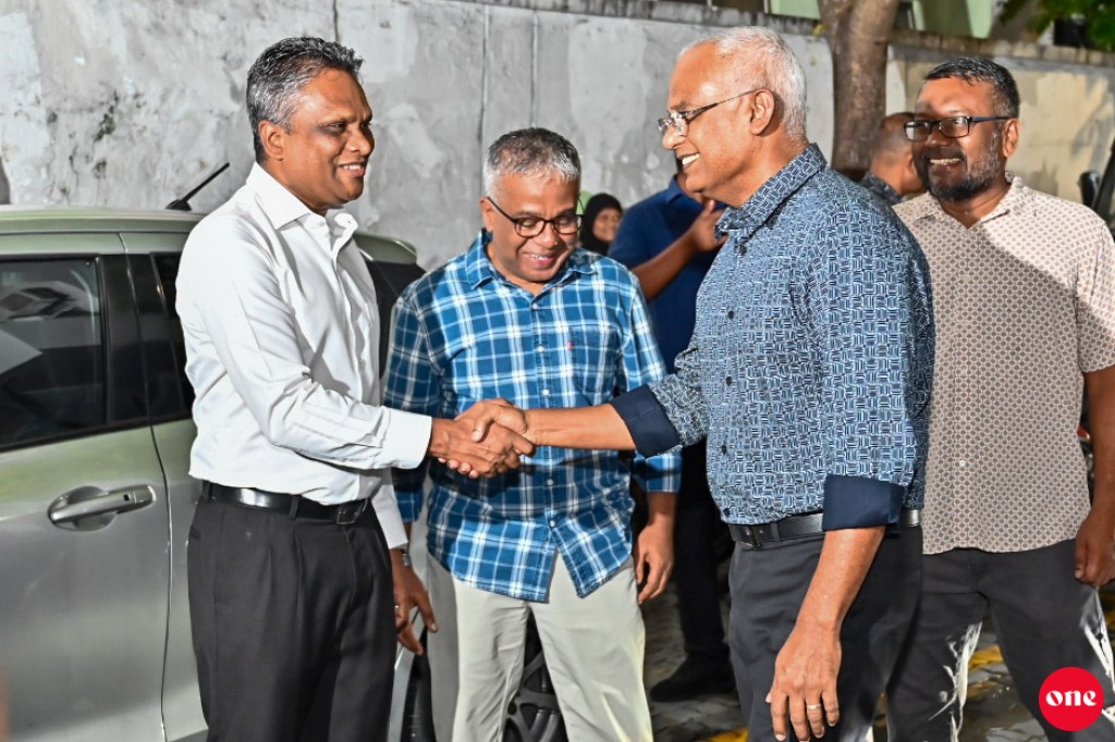 One photo: Male' ge mayor kamah vaadhakuravvaa Azim ge campaign rasmeekoh feshun