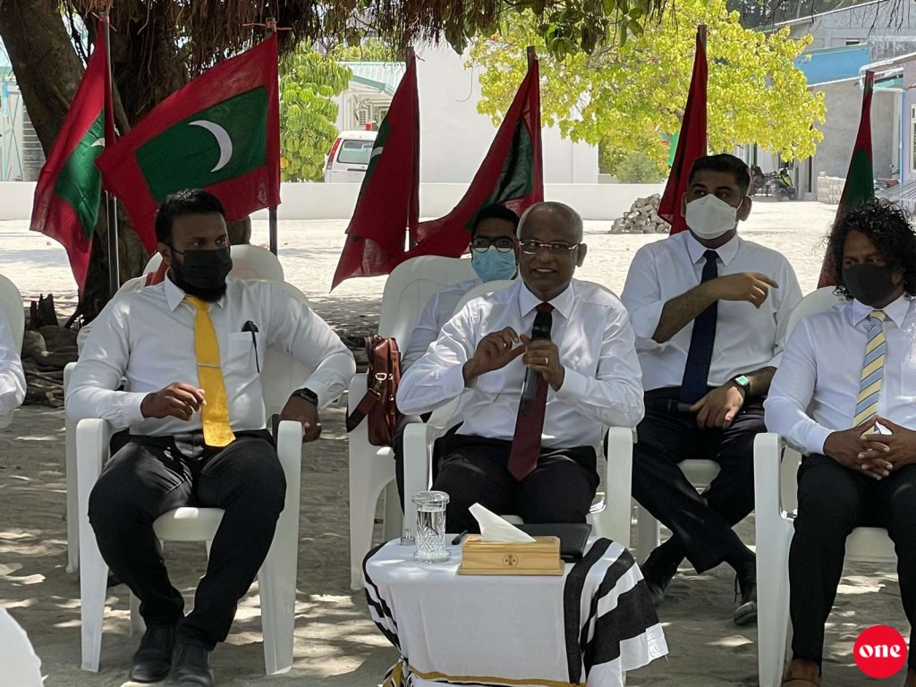 Olhuvelifushi rayyithun dhathurudhaane rasheh hadhanee