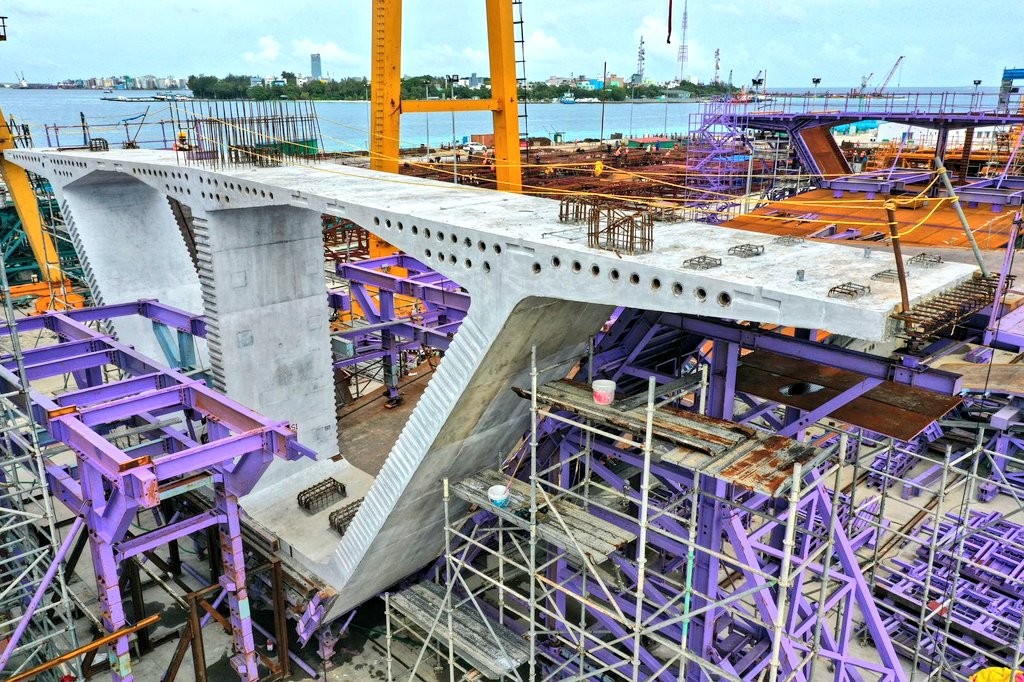 Thilamale bridge ge baithakakee dhuniyeyge enme uss precast segment: India
