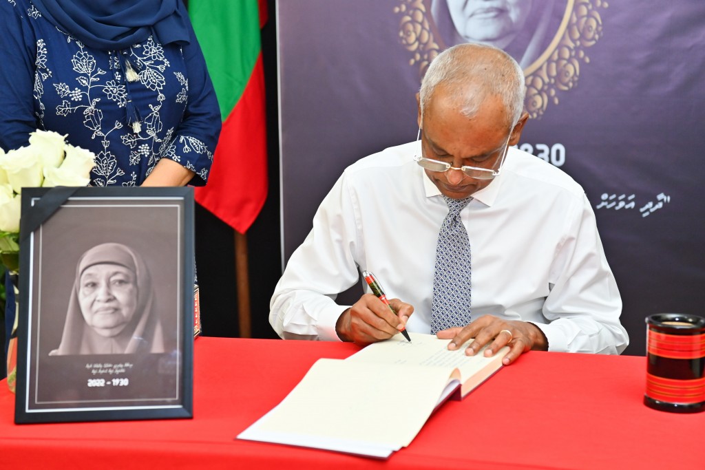 Habeebaa vanee dhaulathah vafaatheri vumuge mathiveri namoonaa eh dhakkavaafai: Raees