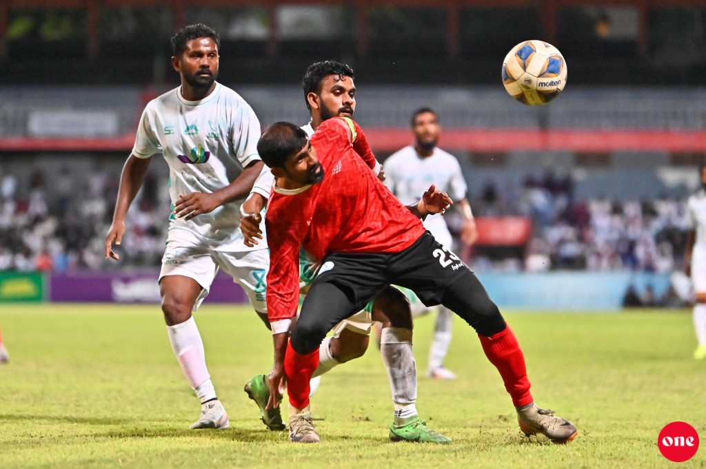ވަން ފޮޓޯ: ގޯލްޑް ކަޕް ފައިނަލުގައި އައްޑޫ ބަލިކޮށް އޭދަފުށިން ތަށި އުފުލައިލުން