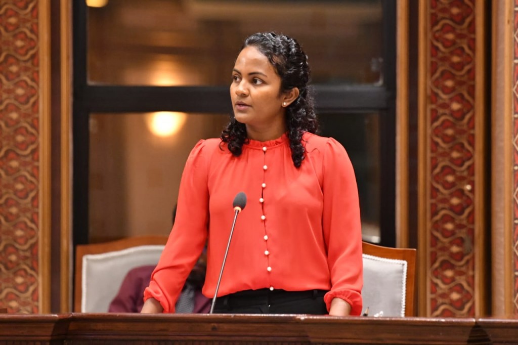 Gaanoonu badhalu kuran hushahelhee plastic kothalhuge massala rayyithun ah thakuleefakah vaan beynun nuvaathee: Shauna