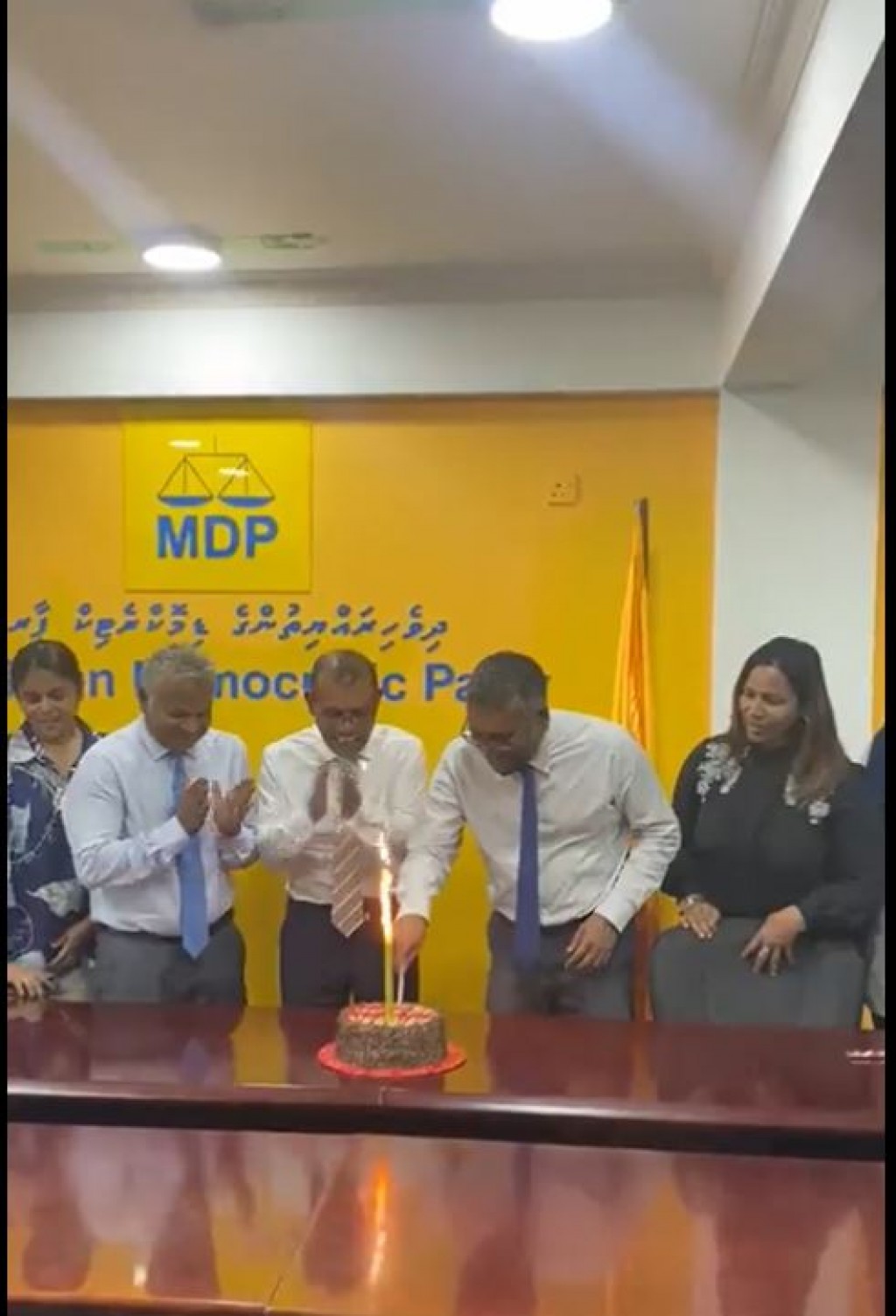 Raees Nasheed ge Happy Bday lavayaa eku MDP ofeehugai Fayyaz ge ufandhuvahuge cake falhaifi