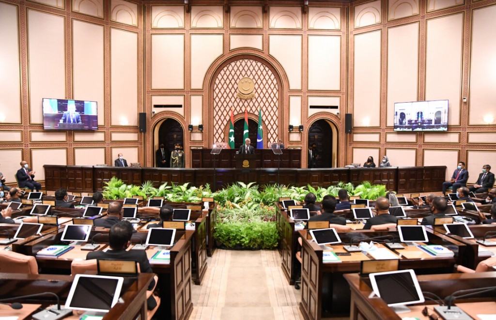 Column Malas: Raeesuljumhooriyyaa azulukurumaai MDP ge gaanoonu asaaseeaa khilaafu islaahu - 1