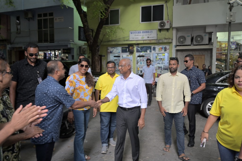 Idhikolhun ulhenee olhuvaalan, isskan dheynee rayyithunnah kankan saafukoh dhinumah: Raees