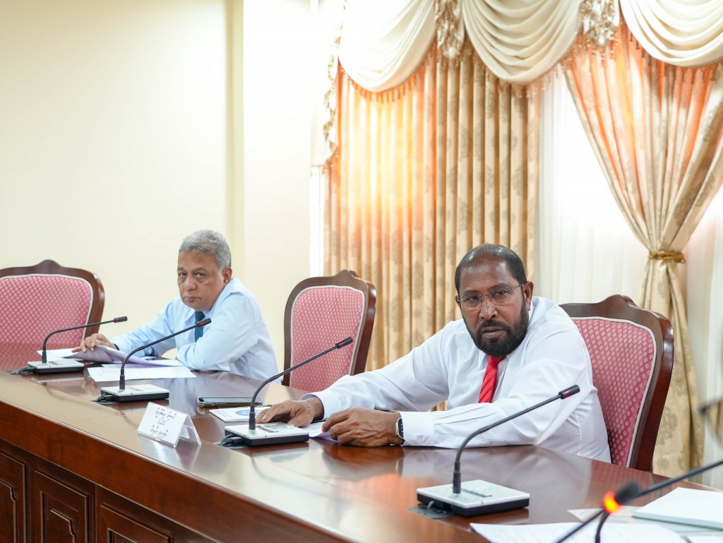 Minister edhivadaigen, Raajjeyge maalee haalathaa behey mashvaraa bahdhaluvun sirru koffi