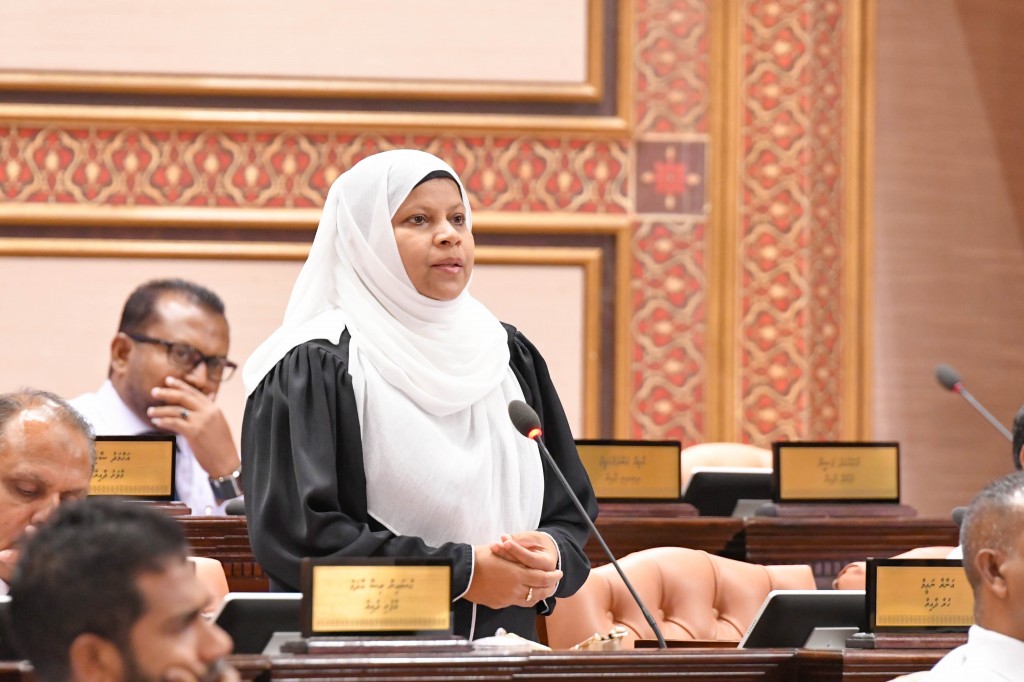 Dhalulaiy dhemehetteynee maaliyyathu harudhanaakoh belehettigen: Anaaraa