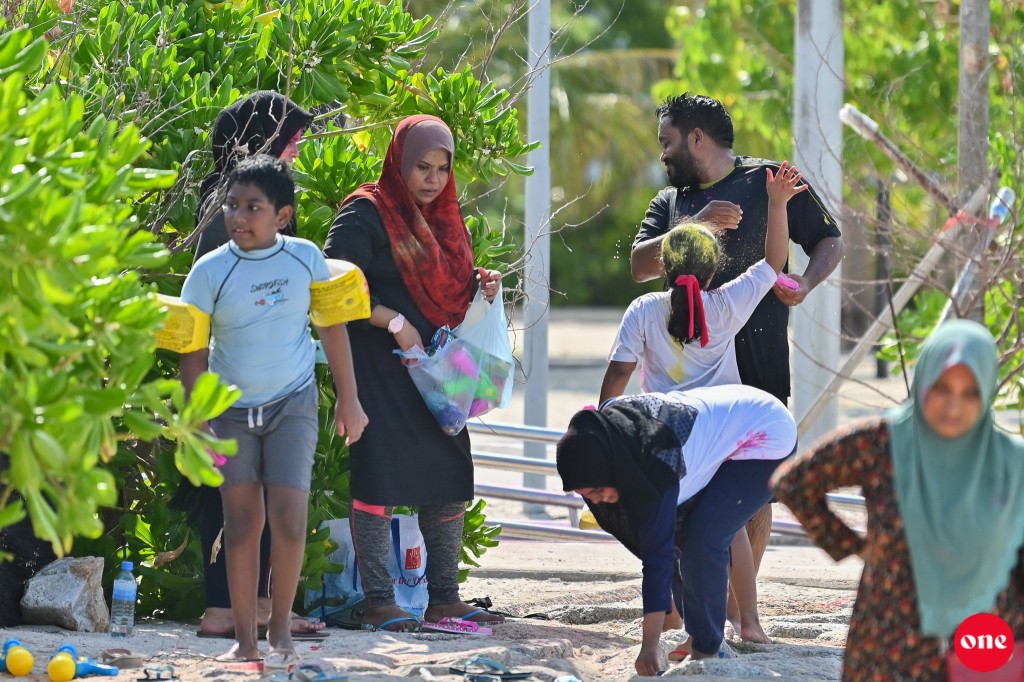 Miadhakee dhuniyeyge beybeinge dhuvas: beybe eh hurumakee himaayatheh, ufaleh, beybemennah avahah heyoedhun fonuvamaa!