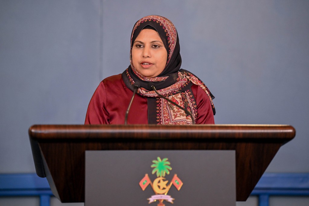 Dharani dhekkumuge gaabilukann ebahuri, enme isskameh dhenee dharanithah dhekkumah: Heena