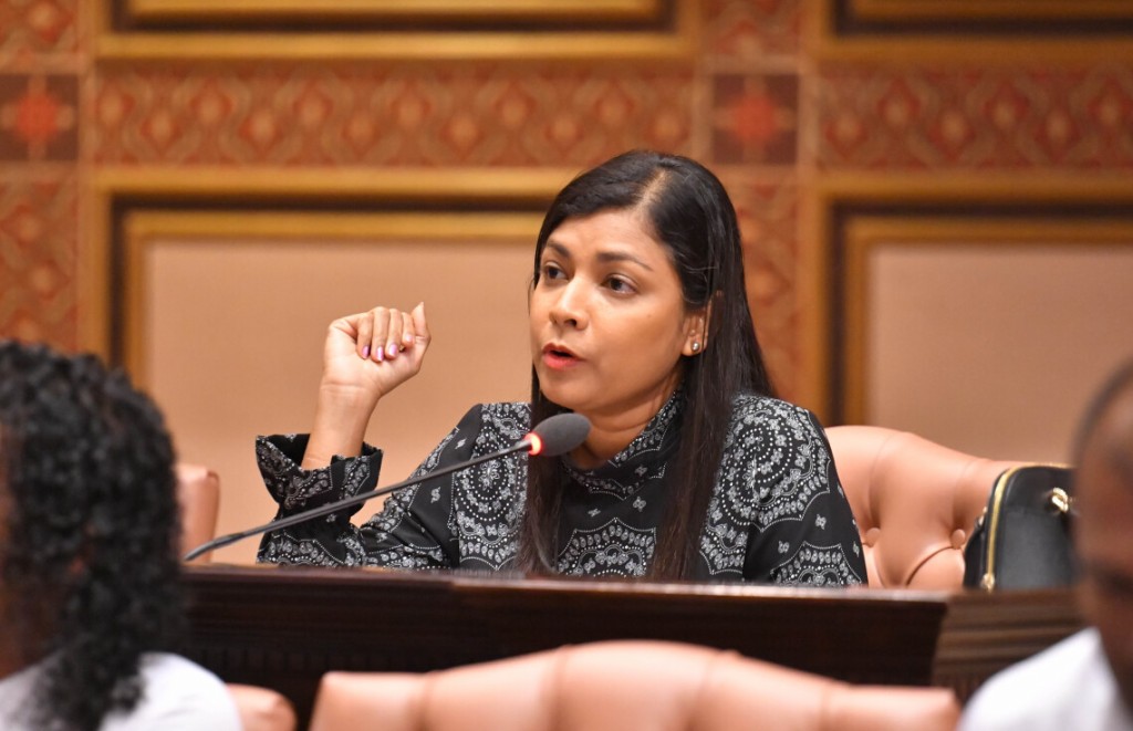 Inthi kurehvi thuhumathu thah balaidhinumah Rozaina fuluhah hushahalhaifi