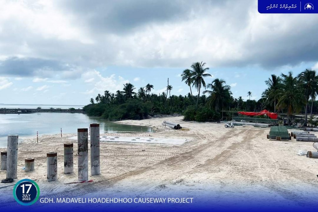 Madaveli-Hoade'dhoo causeway: Hoade'dhoo in kannagillaa ah gulhaala bridge piling masahkkai nimenee
