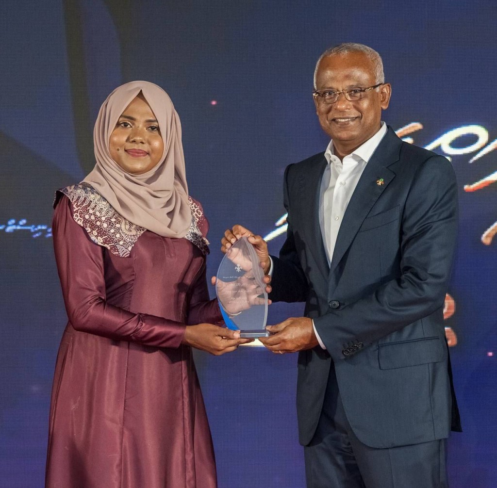 Izza: Dhivehi lhenveri chaman farikuri Husnuheenaamaa