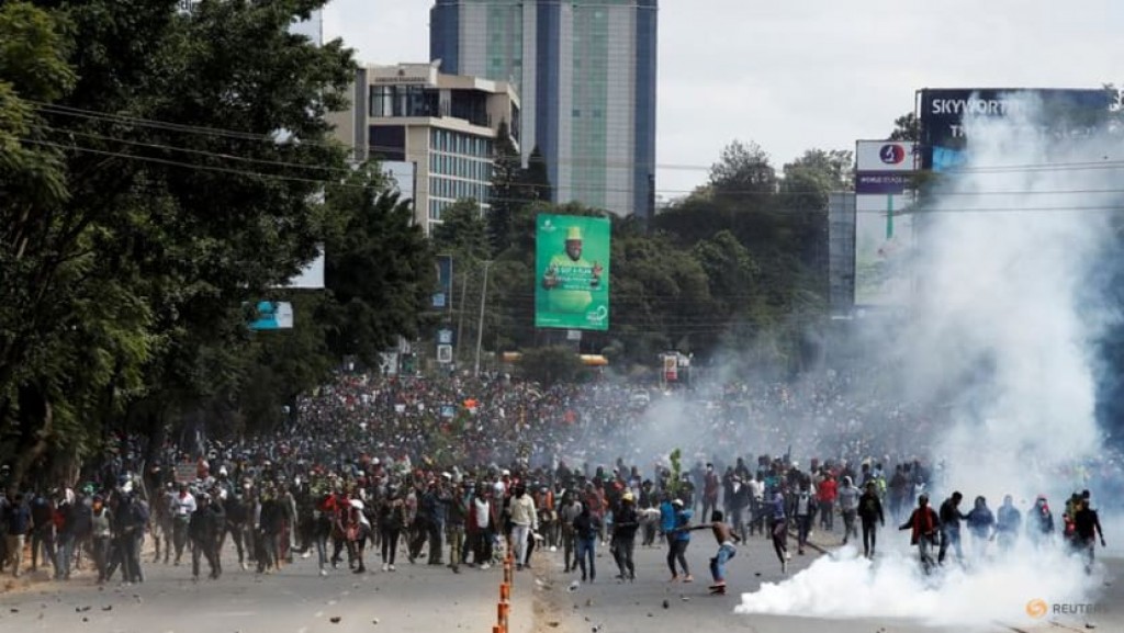 Police open fire at protestors trying to storm Kenyan parliament