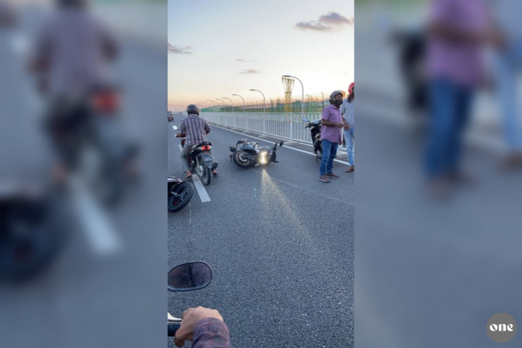Bridge highway mathin accidentvumun fili meehaku hoadhanee