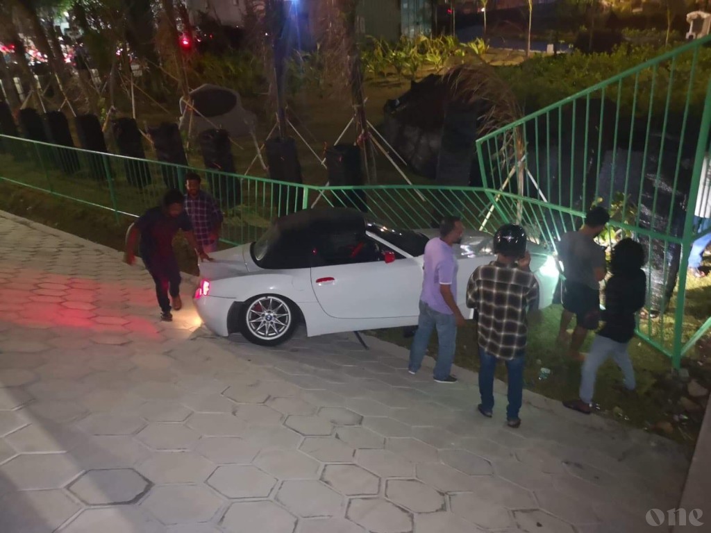 Car loses control, crash into Lonuziyaarai Park