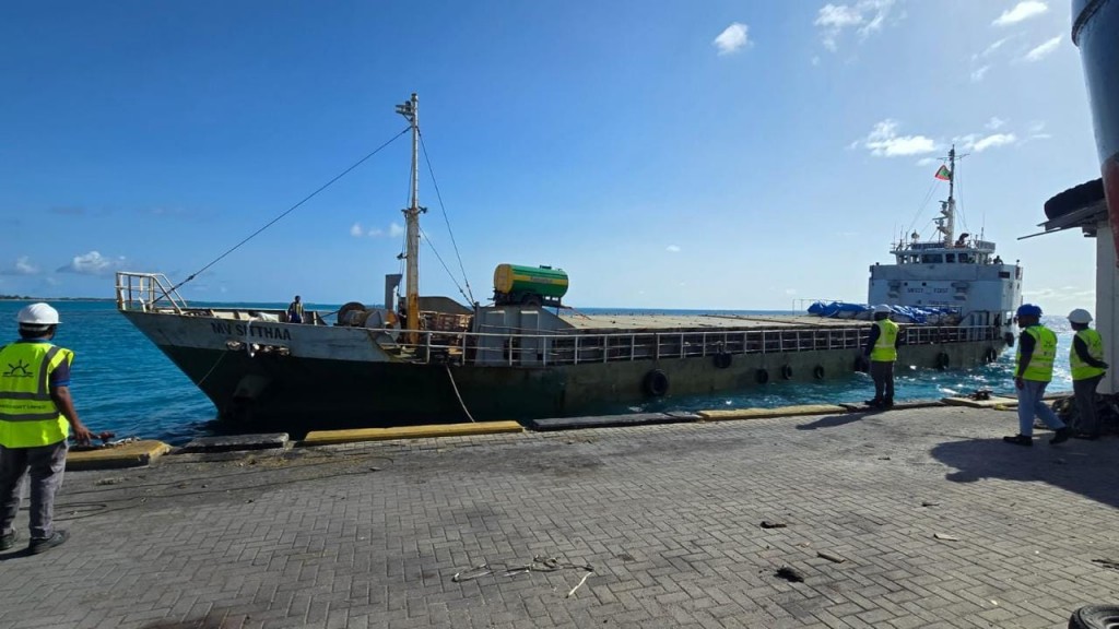 Avahah halaakuvaa kaaboathakethee ge furathama shipment Addu ah gendhan fashaifi