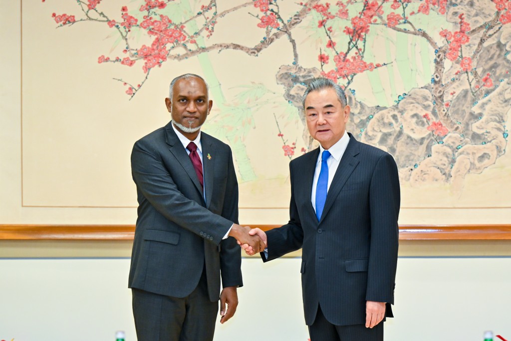 Photo: Raees Muizzu, China ge foreign Minister aa bahdhalu kurehvun