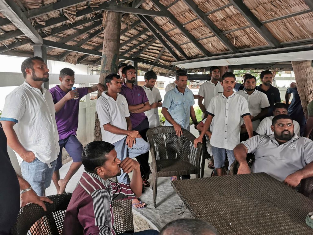Hama hama usoolun service charge  nubahaa faraaiythah 100,000 rufiyaa inn joorimanaa kuranee
