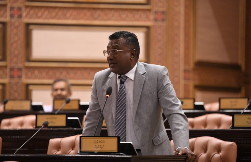 Fuluhunnah hamalaadhinun thakuraaruviya nudhee fiyavalhu alhan govaalai bahus fashaifi
