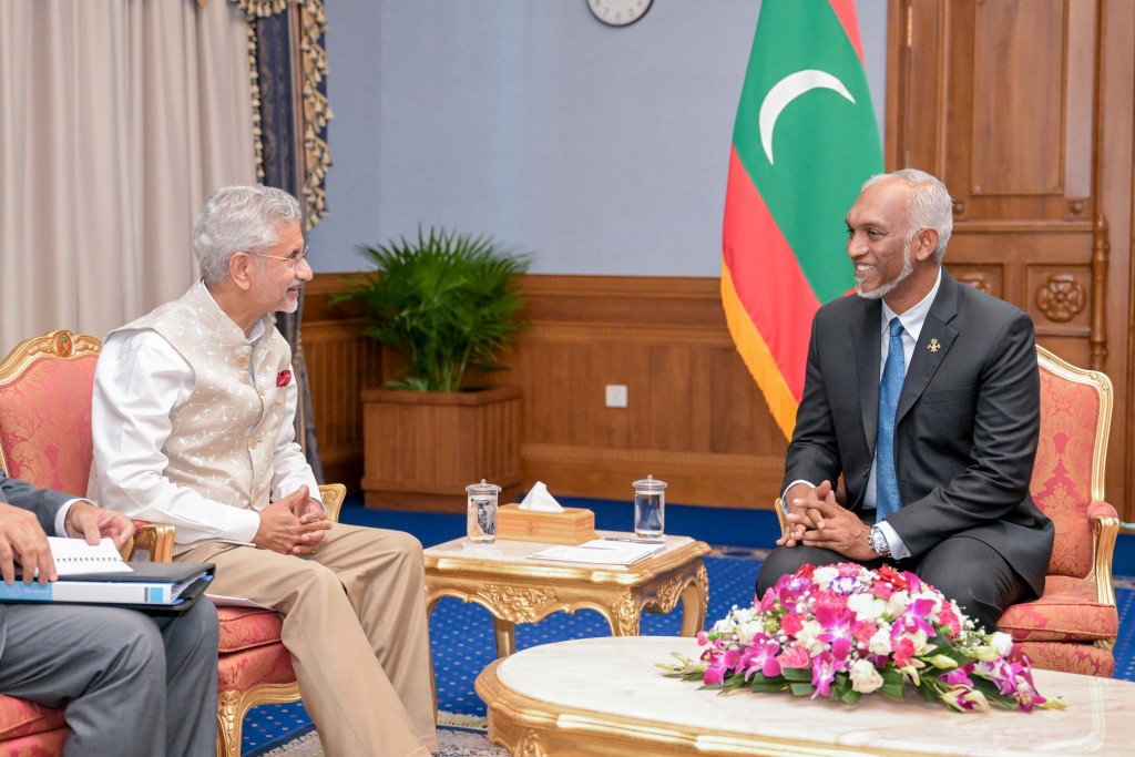 Raees dhevvi yageen kan; Raajje aai India ge gulhun aa usmin thakakah gendhaanan