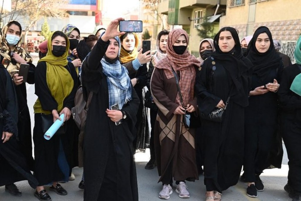 Female Afghan employees detained since Taliban ban, UN says
