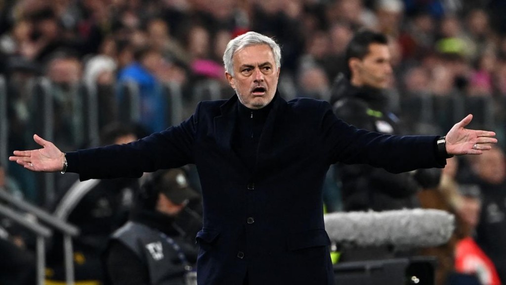 VAR referee coffee boan hadhaigen raiyy card eh nudhekki dhiya: Mourinho