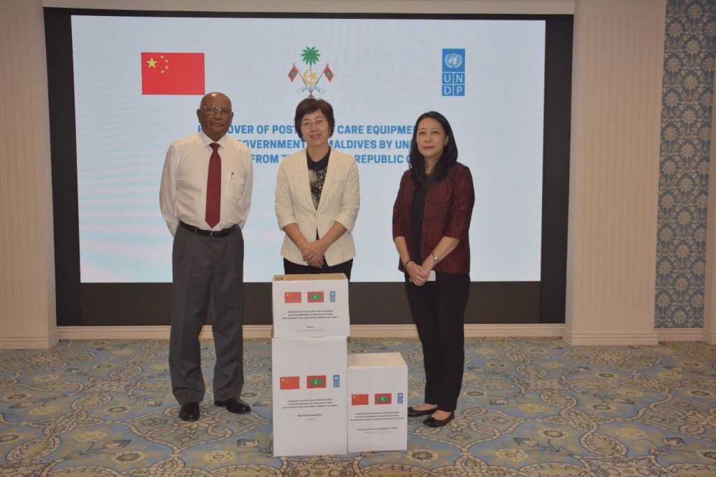 China ge eheegai UNDP in Raajje ah emergency life saving saamaanu hadhiyaa koffi