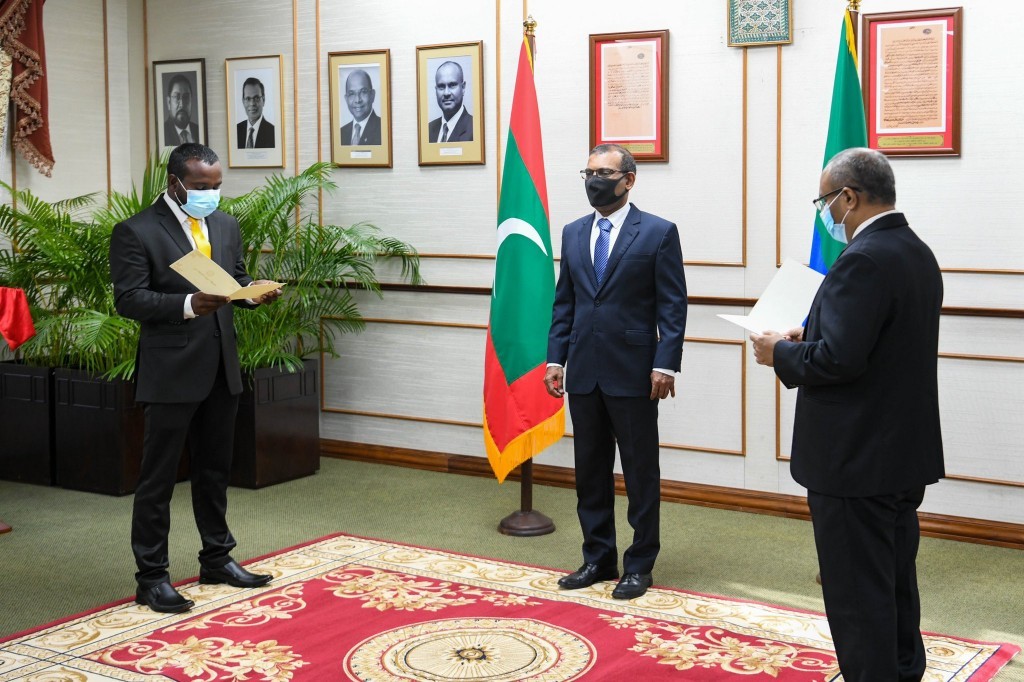 New MP for Komandoo constituency, Mohamed Rashid takes oath of office