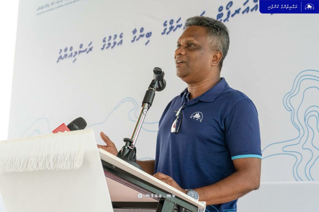 Mi aharu Alifushi Airport ah flight jessumuge ummeedhu eba oiy: Azim