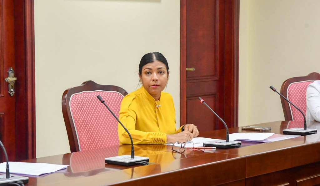 Kuriah oiy thanugai Majilis ah kurimathi lumuge visnumeh nei: Rozaina