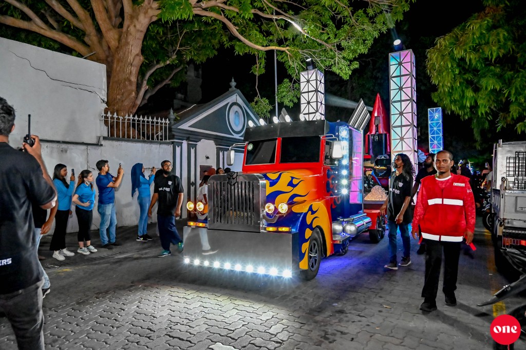 One Photo : Minivan dhuvahuge fulhan'dhu burun haassa message thakeh